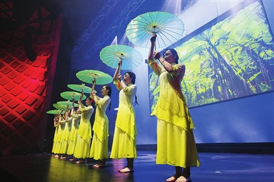 燈光、舞美設施為觀眾呈現(xiàn)最震撼的視聽體驗。