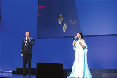 韓磊、王小小聯(lián)袂首唱《深圳·故鄉(xiāng)》引起全場共鳴。