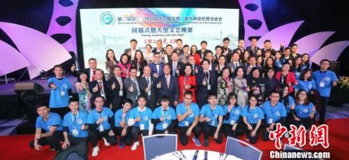 黃向墨會長與大會全體義工合影?！〗L庚 攝