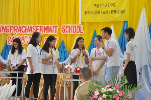 實踐隊員表演小品《留學(xué)中國》