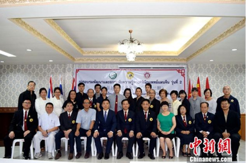 7月31日，2017年泰國(guó)卓越中醫(yī)師培訓(xùn)項(xiàng)目在曼谷舉行學(xué)員結(jié)業(yè)儀式，來(lái)自泰國(guó)各地的近40名執(zhí)業(yè)中醫(yī)師參加了此次為期6天的培訓(xùn)。圖為部分學(xué)員與教師合影。<a target='_blank' >中新社</a>記者 秋岑 攝