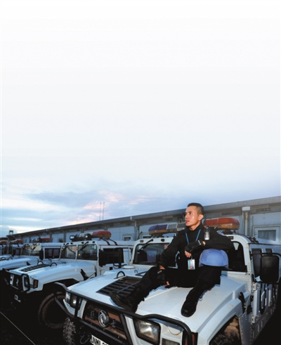 2017年6月17日，中國第五支赴利比里亞維和警察防暴隊士官譚全揚在當?shù)貓?zhí)勤。