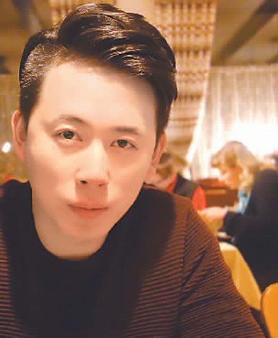 卡爾表示相較幾年前，現(xiàn)在信息透明，留學(xué)生只要?jiǎng)觿?dòng)手就能查到各種資料。