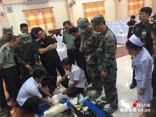 “和平列車(chē)”醫(yī)療隊(duì)對(duì)老方進(jìn)行急救技術(shù)培訓(xùn)