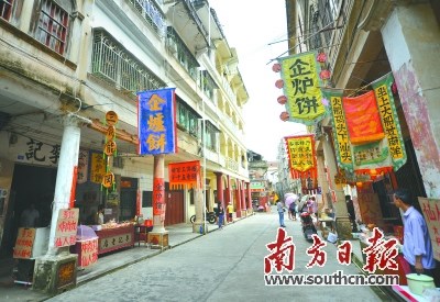 “汕頭出海七洋洲，七日七夜渺茫茫。行船三日吾食飯，記妹言語當干糧?！币皇咨礁?，唱出了當年客家人漂洋過海的心酸。何森垚攝