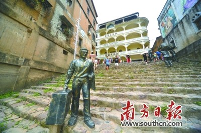 如今，人們用雕塑重現(xiàn)了當年客家人背井離鄉(xiāng)，向外遷徙的情景。圖為松口鎮(zhèn)火船碼頭。何森垚 攝