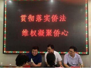 泰興市僑辦、僑聯(lián)負(fù)責(zé)人現(xiàn)場開展僑務(wù)政策、法規(guī)宣傳。