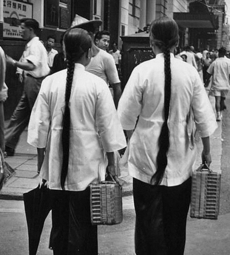 媽姐背影。(馬來西亞《星洲日報》)