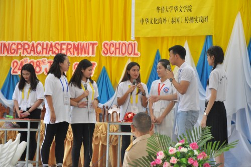 泰國留學(xué)生為當(dāng)?shù)匦W(xué)生表演小品《留學(xué)中國》。