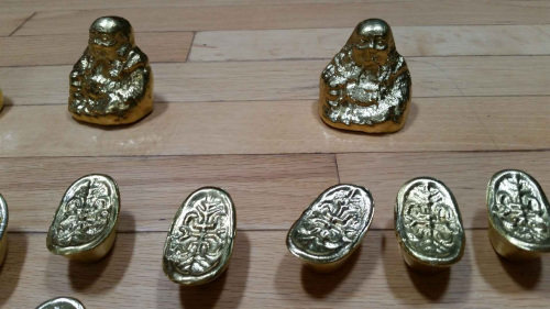 兩名華人男子用來行騙的假金元寶和佛像。（美國《世界日報》/受害人提供）