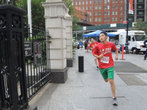 布魯克林223初中學生在隊伍中非常耀眼。(美國《世界日報》/俞姝含 攝)