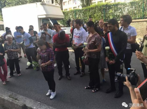 當(dāng)?shù)厝A人悼念。(法國《歐洲僑報》微信公眾號)