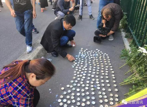 擺放蠟燭。(法國《歐洲僑報》微信公眾號)