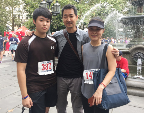 張燕豪(左)和媽媽(右)攜手跑完全程。(美國《世界日報》/俞姝含 攝)