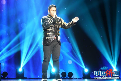 圖為選手陳學(xué)楊演唱《悟空》。中國(guó)僑網(wǎng) 馬秀秀 攝