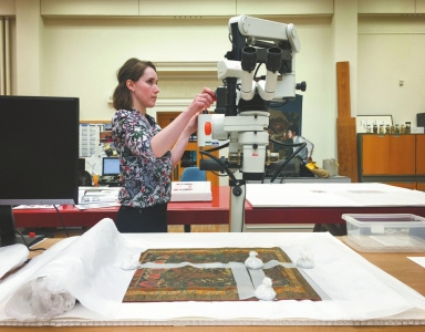 修復(fù)室內(nèi)配有徠卡的高倍放大鏡，便于修復(fù)師們修復(fù)古畫于毫發(fā)之間。