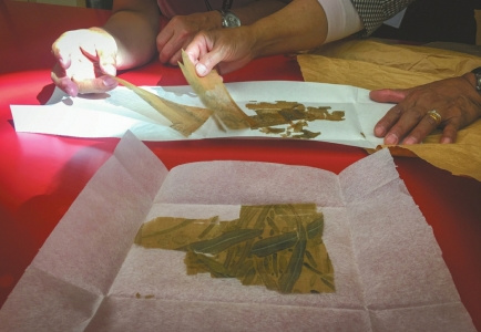 這些數(shù)百年的古絹都是邱老師的寶貝，全是她師傅留給她的。用一點(diǎn)少一點(diǎn)，修復(fù)古畫全靠這些東西。