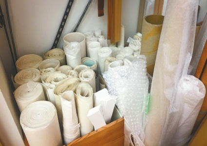 修復(fù)室內(nèi)準(zhǔn)備的各種不同宣紙，都是從中國和日本采購的。