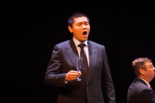 王歌群在壓軸節(jié)目《飲酒歌》中領(lǐng)唱。(美國(guó)《僑報(bào)》/徐一凡 攝)