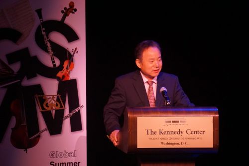 中國(guó)駐美大使館教育處公參岑建君到場(chǎng)觀看2017VCU夏季音樂節(jié)演出，并在演出開始前致辭。(美國(guó)《僑報(bào)》/徐一凡 攝)