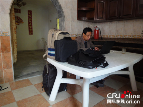 利比亞撤僑時(shí),李亞強(qiáng)利用網(wǎng)絡(luò)指揮撤離(李亞強(qiáng)供圖)
