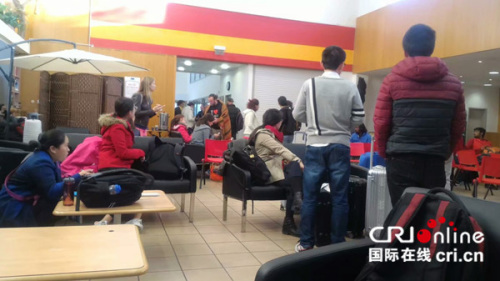 以色列發(fā)生山火時(shí),海法大學(xué)的學(xué)生撤離到學(xué)?；顒?dòng)室(賈興龍供圖)