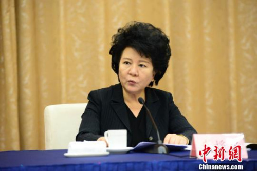 全國僑務(wù)扶貧工作會議2日在山東濟南召開，國務(wù)院僑辦主任裘援平做主旨發(fā)言，強調(diào)僑務(wù)工作者要飽含對僑胞的真摯感情，用心、用情、用力做好僑務(wù)扶貧。　邱江波 攝