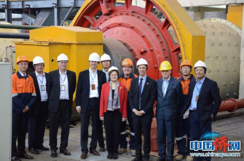 2014年，作者（左一）與時(shí)任澳大利亞駐中國(guó)大使孫芳安女士等在礦山現(xiàn)場(chǎng)合影。