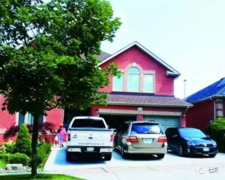 多倫多地區(qū)某業(yè)主為了將獨(dú)立房前院的雙車輛停車道改造成三車輛停車道，不惜鏟掉部分草坪并用水泥拓寬路面。