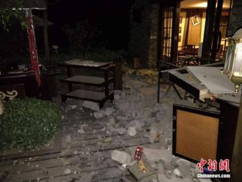 一間在地震中受損的房屋。 圖片來源：阿壩消防