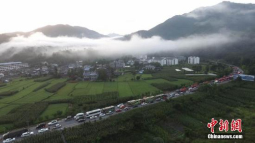 8月8日21時19分在四川阿壩州九寨溝縣發(fā)生7.0級地震，震源深度20千米。國務院抗震救災指揮部啟動國家Ⅱ級地震應急響應。圖為連夜趕赴震區(qū)的大批救援車隊被堵在了平武縣古城鎮(zhèn)至平武縣城公路。劉忠俊 攝