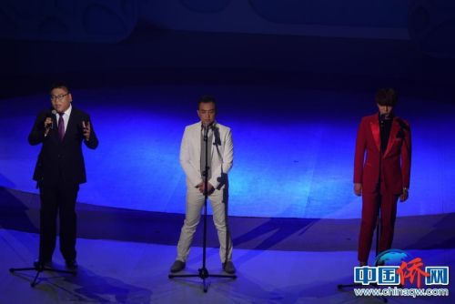 圖為成人組銅獎(jiǎng)選手李河坪、張徯、陳俊平帶來(lái)一首慢慢欣賞的歌《慢慢》。 中國(guó)僑網(wǎng)記者 周乾憲 攝