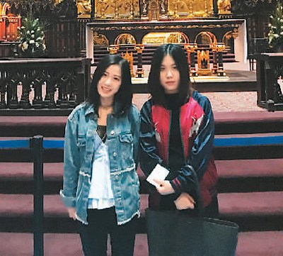 雖然顏舒彥感到國外的生活和學(xué)習(xí)壓力不比國內(nèi)的小，但她慶幸在遇到困難時，很多朋友會前來幫忙。他們不時會組織團(tuán)隊旅行，來幫助她更好地適應(yīng)國外環(huán)境。圖為顏舒彥(右)與同校好友在蒙特利爾大教堂合影。