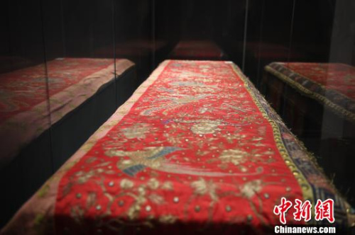 圖為廣繡暗八仙祥鳥(niǎo)獸紋喜帳?！∮峋?攝