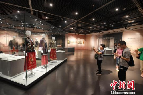 圖為觀展市民拍照留念?！∮峋?攝