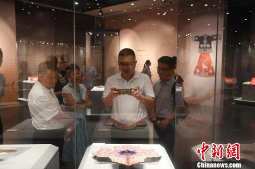 圖為觀展市民拍照留念?！∮峋?攝