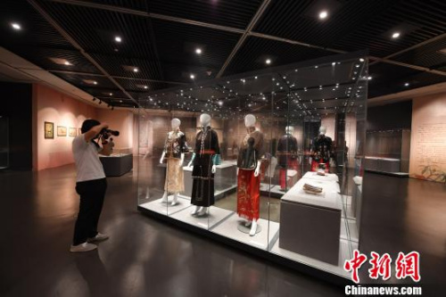 圖為觀展市民拍照留念?！∮峋?攝