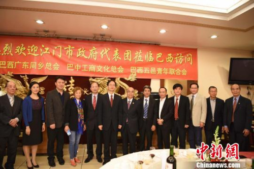 圖為江門市政府代表團(tuán)一行與圣保羅僑胞合影?！∧尚?攝