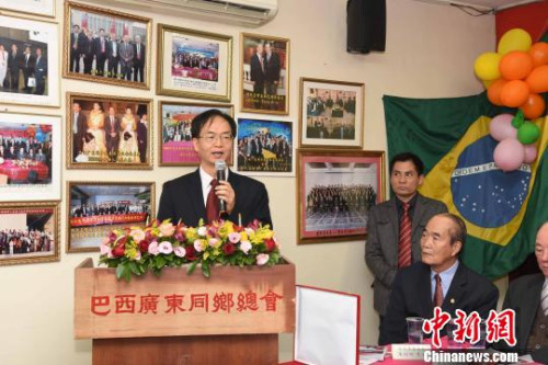 圖為江門市委常委易中強(qiáng)出席座談會(huì)并致辭?！∧尚?攝