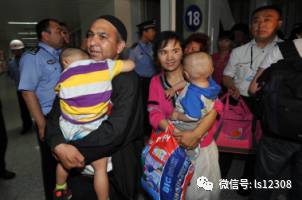 抵達(dá)烏魯木齊機(jī)場(chǎng)的同胞