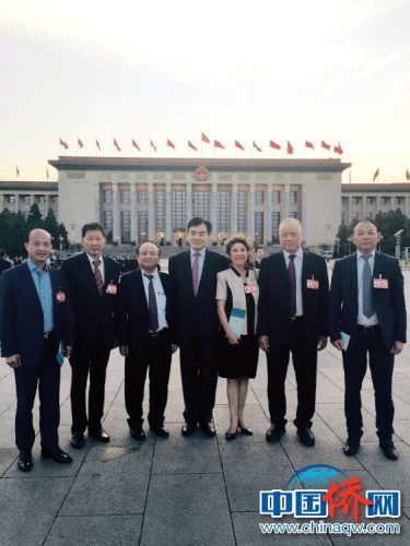 圖為吳武華(左二)與應(yīng)邀出席“九三大閱兵”的旅法僑界代表在天安門廣場合影。（作者供圖）