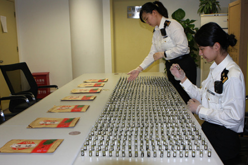 廈門機(jī)場海關(guān)查獲熊膽汁。許可攝