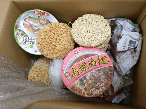 廈門海關(guān)泡面內(nèi)查獲活蛇。紀(jì)華晨攝