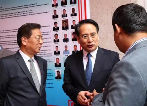 譚天星向在吉僑胞詢(xún)問(wèn)生活情況