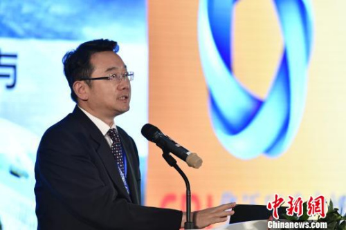 中國(guó)綜合開(kāi)發(fā)研究院副院長(zhǎng)曲建在會(huì)上稱，粵港澳大灣區(qū)的合作意味著從“引進(jìn)來(lái)”戰(zhàn)略向“走出去”戰(zhàn)略合作 陳驥旻 攝