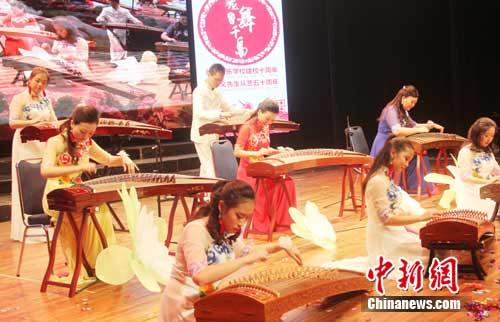 圖為三姐妹(中排)古箏三重奏。 林永傳 攝