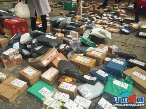 校園里有一片休閑區(qū)域“三棵樹”，原來是供學(xué)生休息會(huì)面、分享二手物品，現(xiàn)在已然成了包裹集散地，學(xué)生最期待“光顧”的地方。(作者供圖)