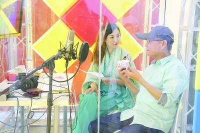 光明網(wǎng)直播主播（左）采訪配音師石斑魚先生。光明網(wǎng)記者 劉朝攝/光明圖片