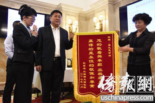 紀(jì)欣然父母強(qiáng)忍眼淚表達(dá)對南加支持者表達(dá)感謝。（美國《僑報》/聶達(dá) 攝）