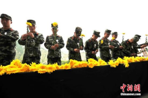 8月15日10時(shí)許，悼念九寨溝地震遇難者公祭活動(dòng)在九寨溝縣城新區(qū)文化廣場舉行。近千名機(jī)關(guān)干部、部隊(duì)官兵、民眾代表整齊列隊(duì)，莊嚴(yán)肅立默哀1分鐘，并敬獻(xiàn)鮮花，深切緬懷在地震中遇難的同胞。 <a target='_blank' >中新社</a>記者 周旺波 攝